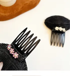 Détail de coussinets de cheveux invisibles avec accents floraux en strass et peignes dentés