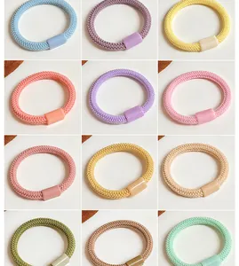 Vue détaillée de 12 élastiques à cheveux épais et colorés en set d'accessoires variés