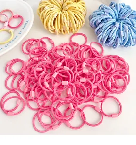 Detalle de gomas de pelo de colores macaron de alta elasticidad con conectores de plástico