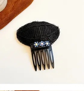 Détail du coussinet de volume invisible avec fleurs en strass bleus et peigne antidérapant