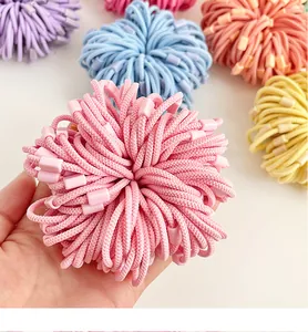 Detalle de gomas elásticas para el pelo con cuentas cuadradas de colores en tonos macaron