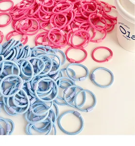 Detalle de gomas para el pelo rosas y azul claro de alta elasticidad para niños