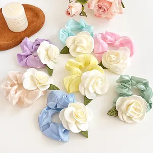 Chouchou Fleur de Camélia pour Femmes en Satin Organza Anneau de Cheveux Style Fée Élégant Accessoire de Coiffure Floral
