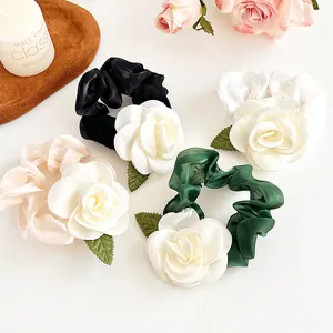 Ensemble de chouchous camélia élégants en tissu satiné avec fleurs et feuilles 3D