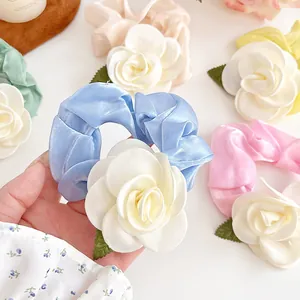 Chouchous élégants en satin avec fleurs de camélia en plusieurs tons pastels pour femmes