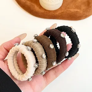 Lot de 5 chouchous élastiques avec strass en coloris beige, marron et noir neutre