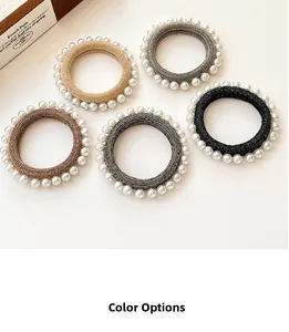 Détail de chouchous perles élastiques en cinq couleurs élégantes avec texture scintillante