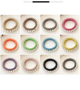 Collage de 12 chouchous pailletés avec perles blanches en diverses couleurs vives