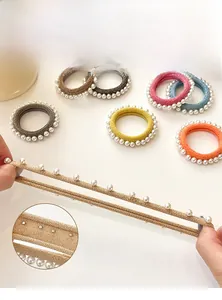 Détail d'élastiques à cheveux colorés avec perles cousues à la main pour la durabilité