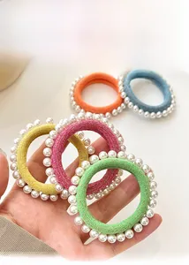 Détail macro d'élastiques à cheveux colorés avec perles d'imitation de haute qualité