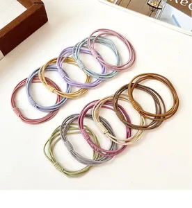 Détail d'élastiques à cheveux multicolores haute élasticité avec texture tressée durable