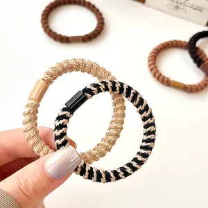 Elastische gevlochten haarelastiekjes in aardetinten beige en bruin op neutrale basis