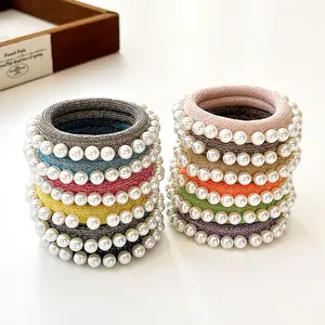 Ensemble d'élastiques à cheveux multicolores avec perles blanches sur fond blanc