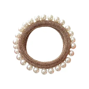 Élastique à cheveux tissé élégant avec perles blanches et fini scintillant marron