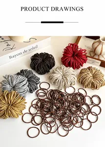 Vista macro de gomas de pelo brillantes de alta elasticidad en colores variados para niñas