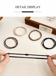Détail d'élastiques à cheveux haute élasticité avec perles dorées aux tons terre