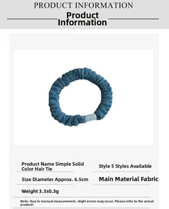 Chouchou en velours bleu montrant un diamètre de 6,5 cm et des détails de tissu plissé