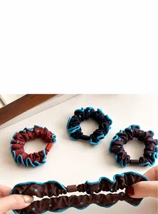 Primer plano de coleteros elásticos de lunares con bordes plisados en varios colores