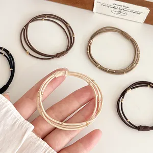 Élastiques à cheveux trois-en-un avec perles métalliques aux tons minimalistes café lait