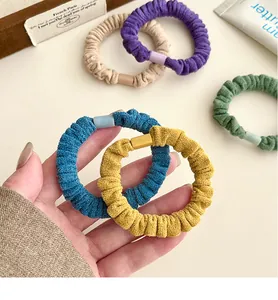 Détail de chouchous en velours haute élasticité aux couleurs Morandi avec boucle simple