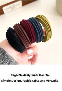 Detail von fünf farbigen, breiten elastischen Haarbändern mit Texturgewebe