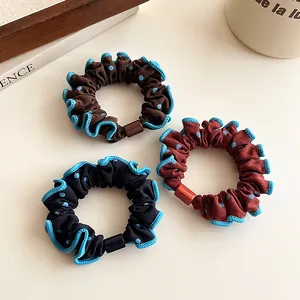 Set de tres coleteros con lunares y encaje en marrón, azul marino y rojo con bordes azules