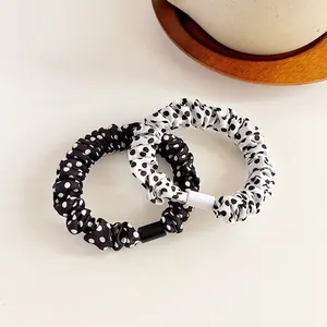 Set di due elastici per capelli minimalisti a pois in stile bianco e nero