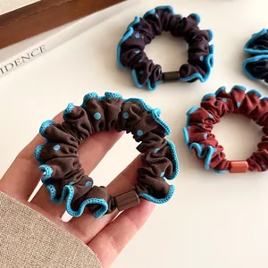 Set de coleteros de lunares marrones y rojos con ribete de encaje ondulado azul claro