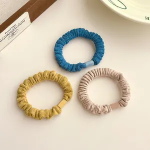 Lot de trois chouchous en velours bleu, jaune et marron avec perles mates décoratives