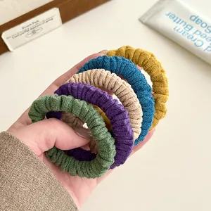 Lot de cinq chouchous en velours côtelé rayé aux couleurs vives assorties pour femme