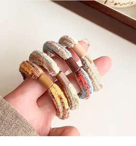 Set aus vier Plüsch-Haargummis mit Zierschnallen in Erdtönen und weicher Textur für Damen