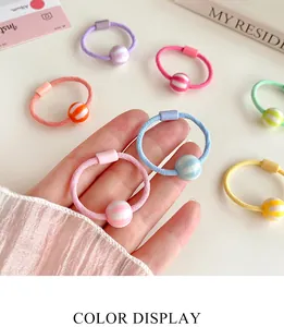 Detalle de gomas elásticas de colores con cuentas a rayas para niñas y niños
