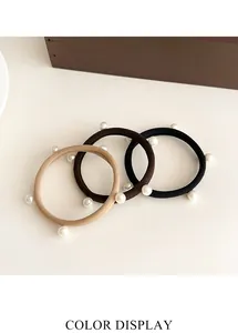 Vista dettagliata degli elastici per capelli con perle in beige, caffè e nero