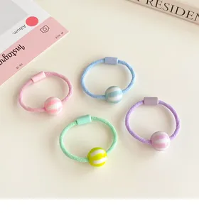 Detalle de cuatro gomas de pelo elásticas de colores con cuentas de rayas y tonos pastel