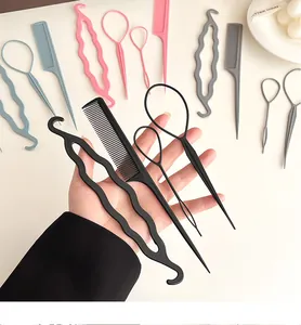 Detalle del set de peluquería con peine de púa y herramientas para trenzado de pelo