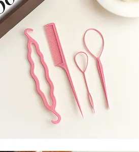 Detalle del juego de 4 herramientas de peluquería rosa con peine de púa y agujas para trenzas