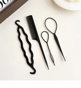Vista macro de set de 4 accesorios negros para el pelo con peine y bucles en escritorio claro