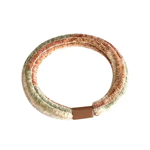 Elastisches Plüsch-Haargummi mit orange-olivgrünem Farbverlauf und Strickstruktur