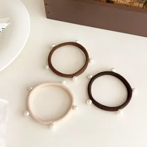 Tre elastici per capelli con perle color caffè latte per code e chignon eleganti