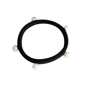 Elastico per capelli nero con cinque perle finte bianche lucide su sfondo bianco