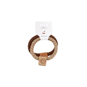 Lot de deux élastiques à cheveux tressés épais marron et beige avec breloque smiley
