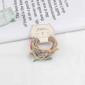 Detailopname van pastelkleurige haarelastiekjes met strikjes op een kattenkaart
