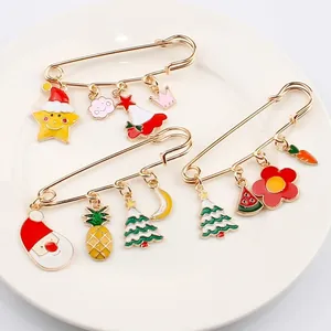 Broches en alliage doré avec breloques émaillées du Père Noël et de fruits de dessin animé