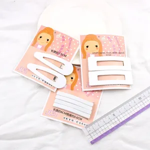 Détail de diverses pinces à cheveux blanches pour infirmières sur cartes de présentation