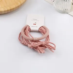 Dettaglio del set di elastici per capelli rosa con fiocco e blocco opaco su cartoncino