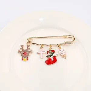 Broche de Noël avec breloques renne, chaussette et sucre d'orge en émail doré