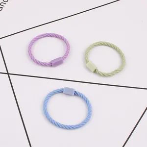 Trois élastiques à cheveux spirales aux couleurs pastel violet, vert et bleu