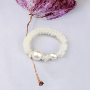 Eleganter weißer plissierter Haargummi aus Netzstoff mit zwei Perlen für Damen
