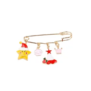 Broche épingle de Noël avec pendentifs étoile et sapin cartoon sur fond blanc neutre