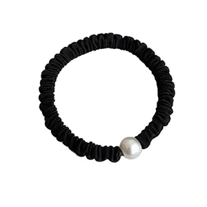 Coletero elegante de satén negro con una gran perla blanca para coleta alta